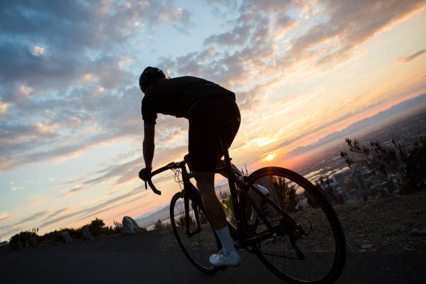 silhouette d’un cycliste professionnel - racing bicycle cycling professional sport bicycle photos et images de collection