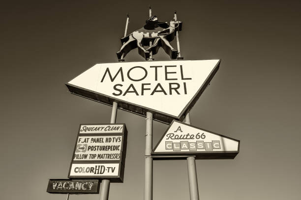 sinal de néon do motel safari na histórica rota 66, no novo méxico - route 66 sign hotel retro revival - fotografias e filmes do acervo