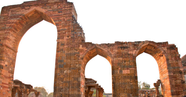 вид с низким углом на а�рочный шлюз, кутаб минар, нью-дели, индия - delhi quitab minar qutab new delhi стоковые фото и изображения