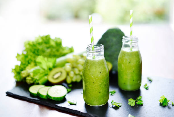 smoothie verde, bebidas saudáveis, orgânicas - healthy eating food and drink indoors studio shot - fotografias e filmes do acervo