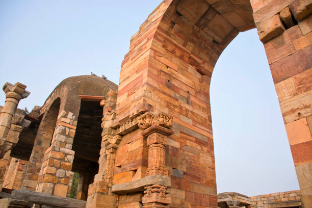 낮은 각도 보기는 아치형 게이트웨이, qutab minar, 뉴델리, 인도 - quitab minar qutab delhi new delhi 뉴스 사진 이미지