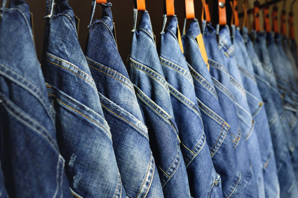 scaffale jeans - pants hanger hanging clothing foto e immagini stock