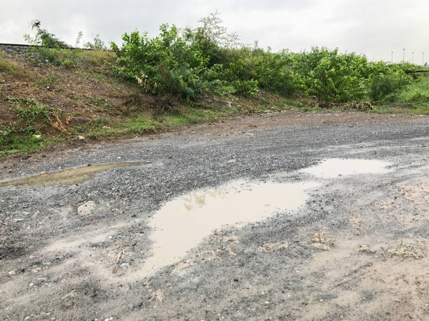 mud road after raining - dirt road textured dirt mud imagens e fotografias de stock