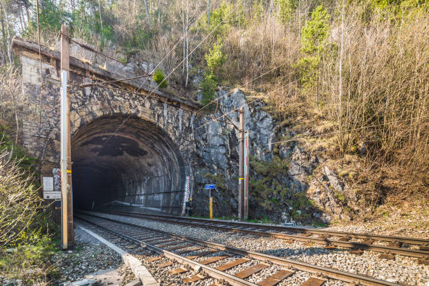 entrance rail tunnel, semmering railway - unesco , pollerus wall - konstruktion imagens e fotografias de stock