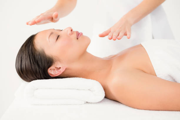 代替療法を受ける女性 - reiki alternative therapy massaging women ストックフォトと画像