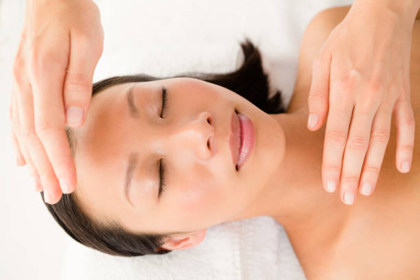 代替療法を受ける女性 - reiki alternative therapy massaging women ストックフォトと画像