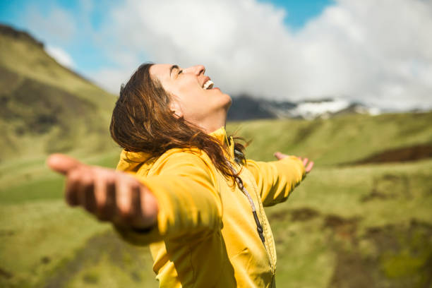 природа прекрасна - mountain hiker стоковые фото и изображения