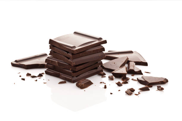 흰색 배경-상단 보기에 고립 된 초콜릿 조각 - chocolate chocolate shaving ingredient food 뉴스 사진 이미지