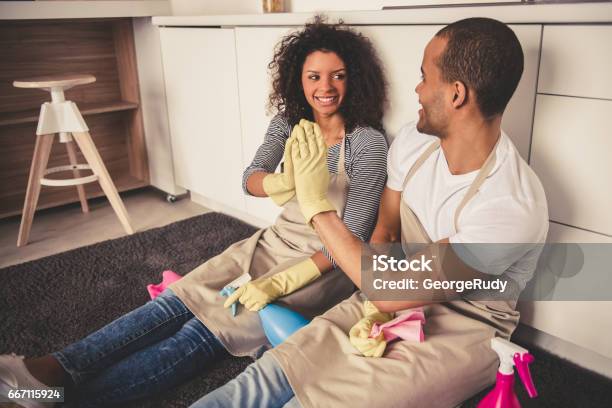 Afro Americano Par Limpieza Foto de stock y más banco de imágenes de Parejas - Parejas, Vida doméstica, Casa