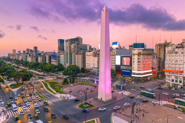 argentina buenos aires dawn på center med rusningstrafik - obelisco bildbanksfoton och bilder