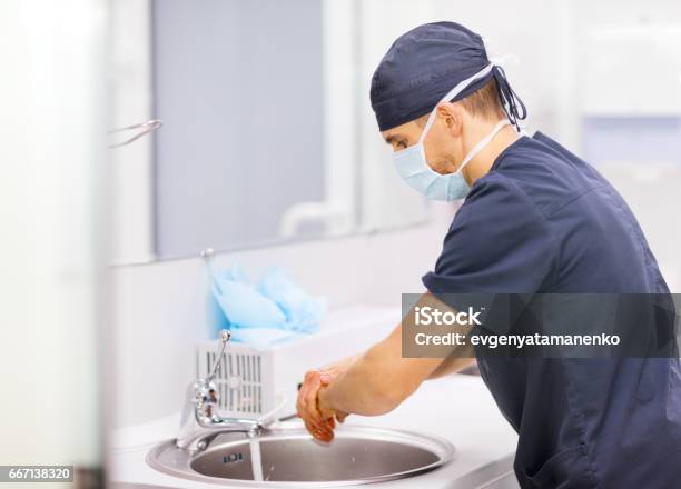 Arzt Chirurg Waschen Hände Stockfoto und mehr Bilder von Arzt - Arzt, Hände waschen, Desinfizierung