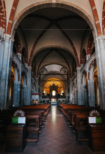 mediolan, włochy - 17 lipca 2016: bazylika saint ambrose (san ambrogio) wnętrze. - view from altar zdjęcia i obrazy z banku zdjęć