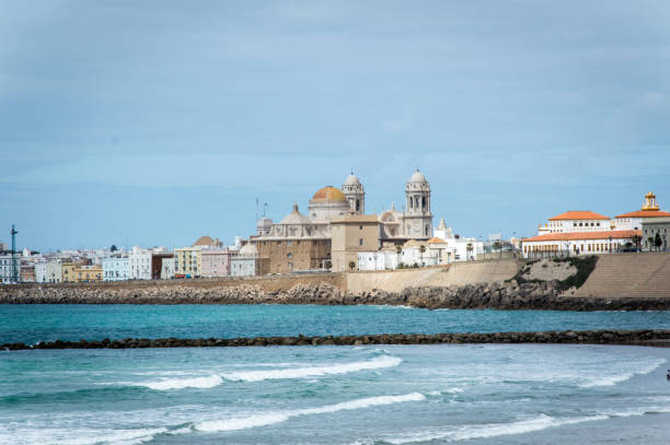 istock Old town and beach in Cadiz, Spain 667170060
