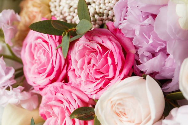 istock Vintage dark grunge wood texture with empty space decorating by old rose and mixed flowers sweet romantic concept 667180434