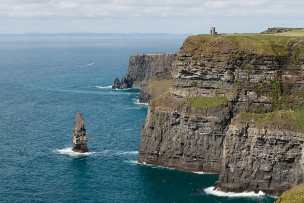 величественные высокие скалы мохера с башней о'брайенс с видом на атлантический океан, ко клэр, ирландия - o`brien`s tower стоковые фо�то и изображения