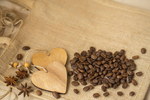 grãos de café torrado no fundo do saco de carvão com espaço de cópia. quadro de conceitos criativos de bebidas quentes por dia ou publicidade - coffee sack bag espresso - fotografias e filmes do acervo