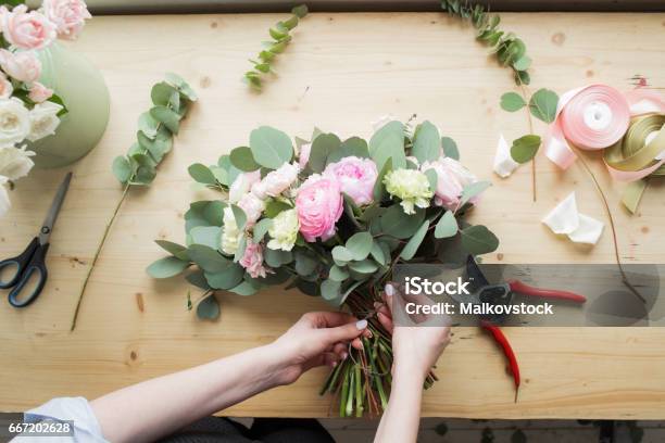 Photo libre de droit de Fleuriste Au Travail  Jolie Jeune Femme Faisant Le Bouquet Moderne Fashion De Différentes Fleurs banque d'images et plus d'images libres de droit de Fleuriste