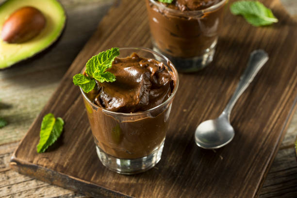 organic zdrowe domowe pudding z awokado - avocado brown obrazy zdjęcia i obrazy z banku zdjęć