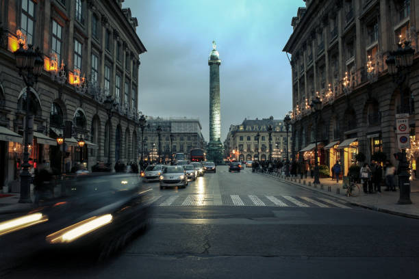 ヴァンドーム広場 (place vendome) 夕暮れ時、ナポレオン culumn は、バック グラウンドで見ることができます。この広場は、フランス、パリの高級の最高シンボルの一つです。 - napoleon bonaparte ストックフォトと画像