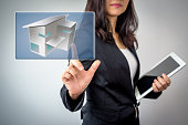 gesch%C3%A4ftsfrau-arbeiten-mit-virtuell