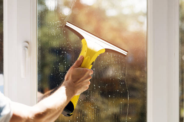 hand, die reinigung der fenster mit staubsauger - gummischrubber fotos stock-fotos und bilder