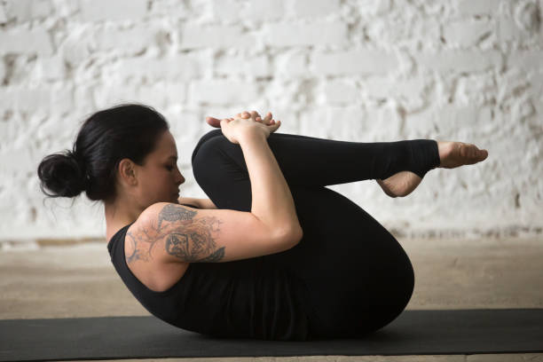 가슴에 무릎에 젊은 요기 매력적인 여자 포즈, 스튜디오 - yoga posture women flexibility 뉴스 사진 이미지