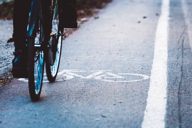 ein fahrrad auf einem radweg in der stadt - dividing line single line striped in a row stock-fotos und bilder