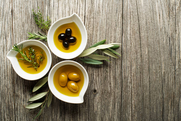 azeite de oliva  - black olive - fotografias e filmes do acervo