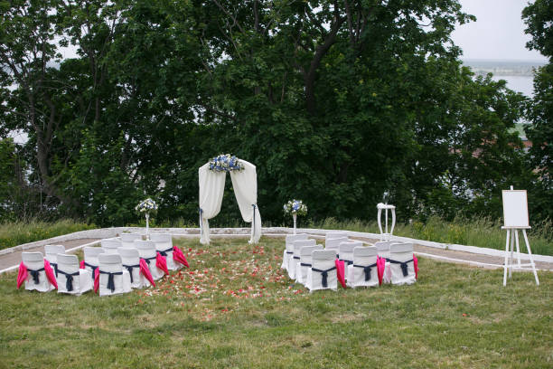 registrazione del matrimonio bella in natura. sedie bianche per la registrazione in visita. tenda rosa con fiori bianchi per la registrazione all'uscita. dettagli del matrimonio - studio shot flash foto e immagini stock