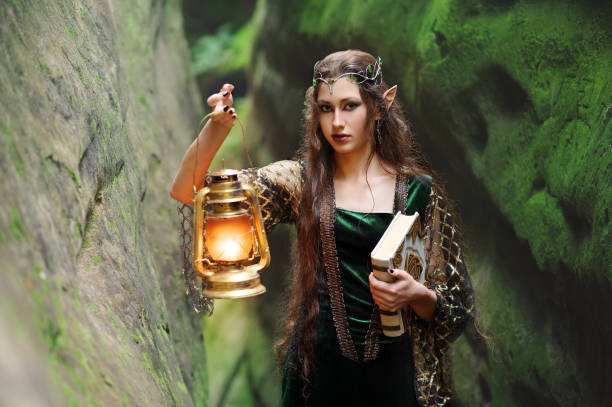 jeune femelle elfe belle marche à travers la forêt avec un boo - fairy costume photos et images de collection