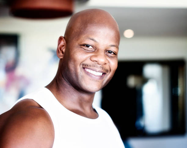 homem sorridente, bem musculado, de ascendência africana - football player - fotografias e filmes do acervo