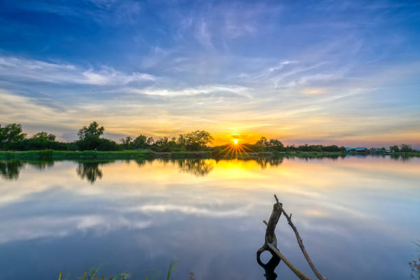 강을 따라 태양이 내려와 일몰 - moody sky outdoors digital composite sunset 뉴스 사진 이미지