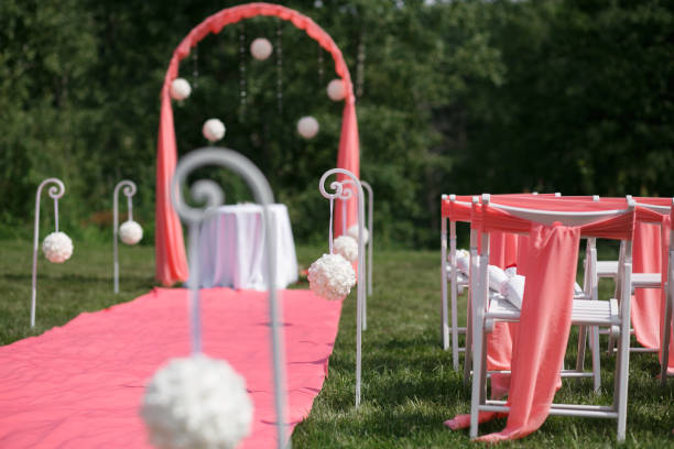 registrazione del matrimonio bella in natura. sedie bianche per la registrazione in visita. tenda rosa con fiori bianchi per la registrazione all'uscita. dettagli del matrimonio - studio shot flash foto e immagini stock