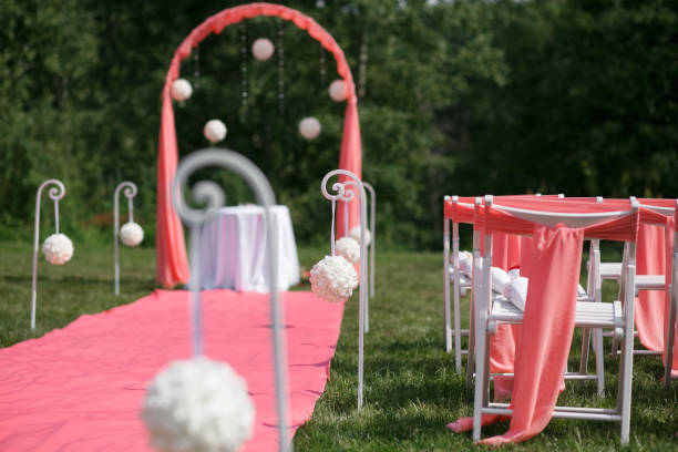 자연 속에서 아름 다운 결혼식 등록입니다. 흰색의 자 방문 등록입니다. 종료 등록에 대 한 백색 꽃으로 분홍색 텐트. 웨딩 정보 - shot glass flash 뉴스 사진 이미지