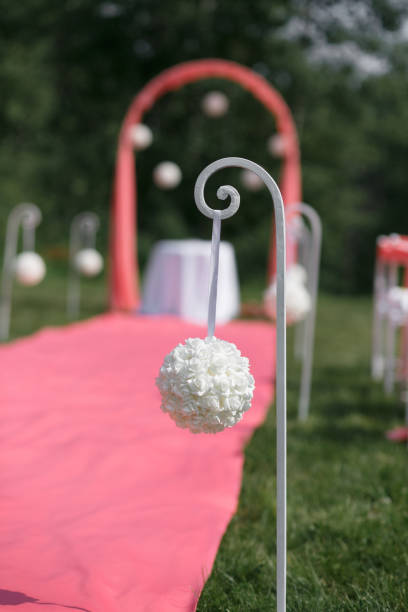 registrazione del matrimonio bella in natura. sedie bianche per la registrazione in visita. tenda rosa con fiori bianchi per la registrazione all'uscita. dettagli del matrimonio - studio shot flash foto e immagini stock