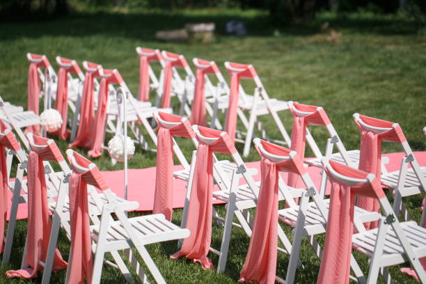 자연 속에서 아름 다운 결혼식 등록입니다. 흰색의 자 방문 등록입니다. 종료 등록에 대 한 백색 꽃으로 분홍색 텐트. 웨딩 정보 - shot glass flash 뉴스 사진 이미지