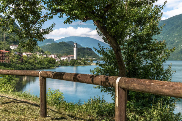 lago di corlo, panorama, rocca di arsiè - belluno veneto european alps lake fotografías e imágenes de stock