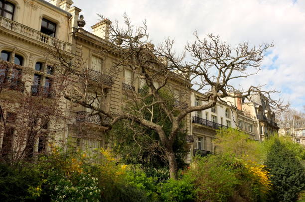 Park Monceau has more english style than traditional french-style garden: its informal layout, curved walkways and randomly placed statues