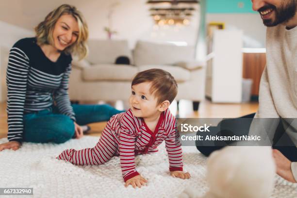 Family Moments Stockfoto und mehr Bilder von Baby - Baby, Krabbeln, Beide Elternteile