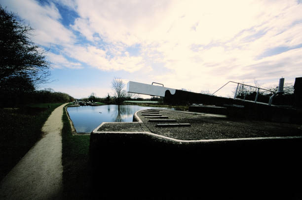 canal de - warwickshire narrow nautical vessel barge - fotografias e filmes do acervo