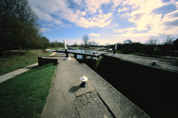 canal de - warwickshire narrow nautical vessel barge - fotografias e filmes do acervo