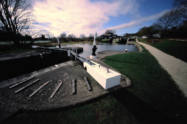 canal de - warwickshire narrow nautical vessel barge - fotografias e filmes do acervo