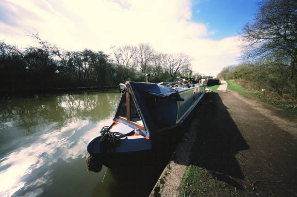 canal de - warwickshire narrow nautical vessel barge - fotografias e filmes do acervo