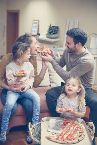 szczęśliwa rodzina w domu. - family mouth open vertical mother zdjęcia i obrazy z banku zdjęć