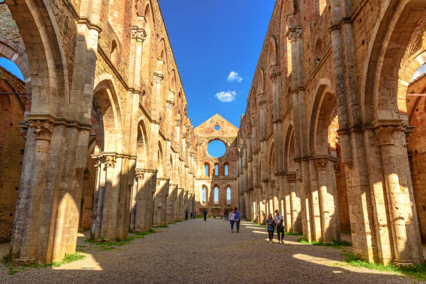 vista da abadia de san galgano - san galgano - fotografias e filmes do acervo