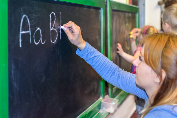 aprender a escribir abc en la pizarra - teaching blackboard preschool alphabetical order fotografías e imágenes de stock