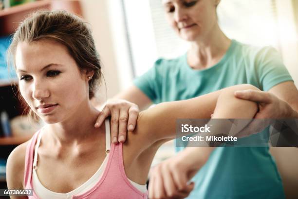 Sie Werden Wieder In Das Spiel In Kürzester Zeit Stockfoto und mehr Bilder von Physiotherapie - Physiotherapie, Schulter, Massieren