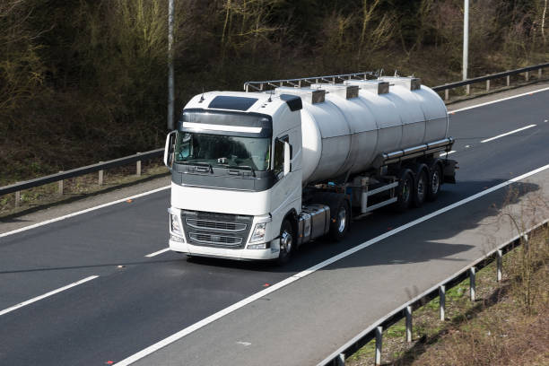 cistern on the road - semi skimmed milk imagens e fotografias de stock