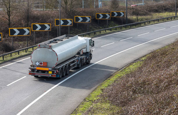 cysterna na drodze - milk tanker obrazy zdjęcia i obrazy z banku zdjęć