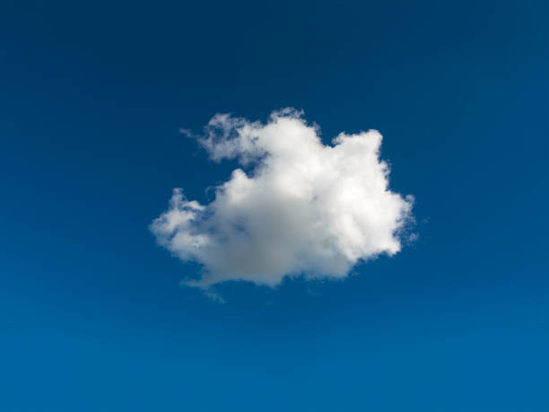 pojedyncza chmura centralna na błękitnym niebie - cumulus cloud zdjęcia i obrazy z banku zdjęć